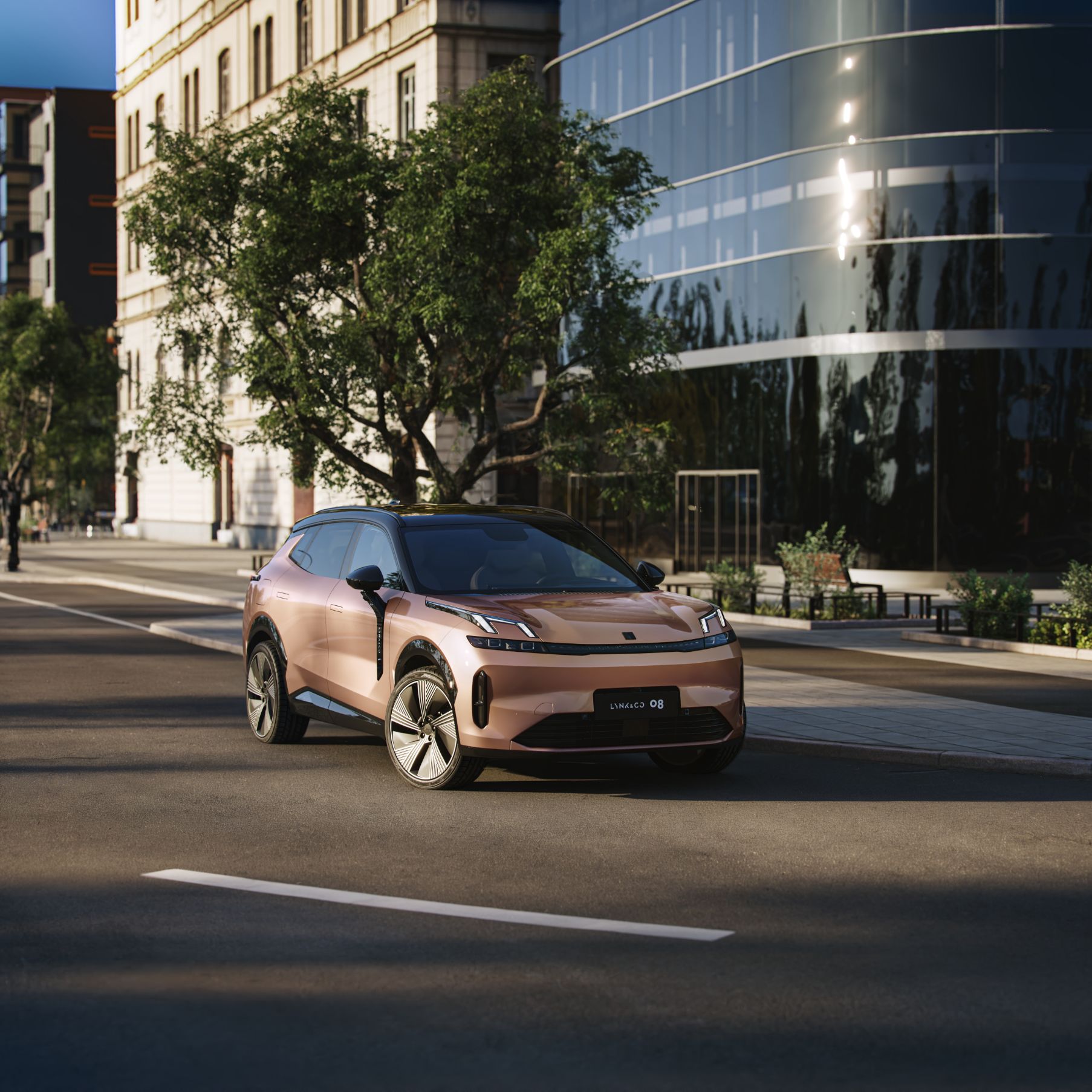 Lynk & Co prvi v Evropi predstavil priključni hibrid z dosegom 200 km in hitrim polnjenjem z enosmernim tokom 