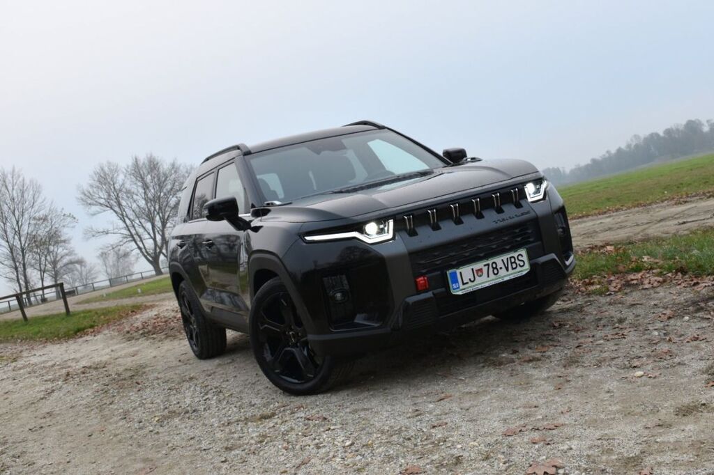 Test: Zanimivo samosvoj KGM Torres 1.5 TGDI HEV Premium+ Black A/T 2WD<br>avtomanija.com, 19.01.2026