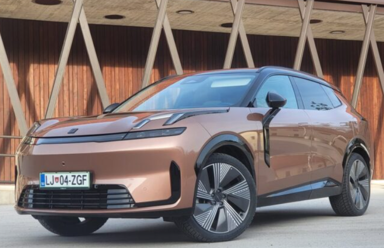 TEST: Lynk & Co 08 