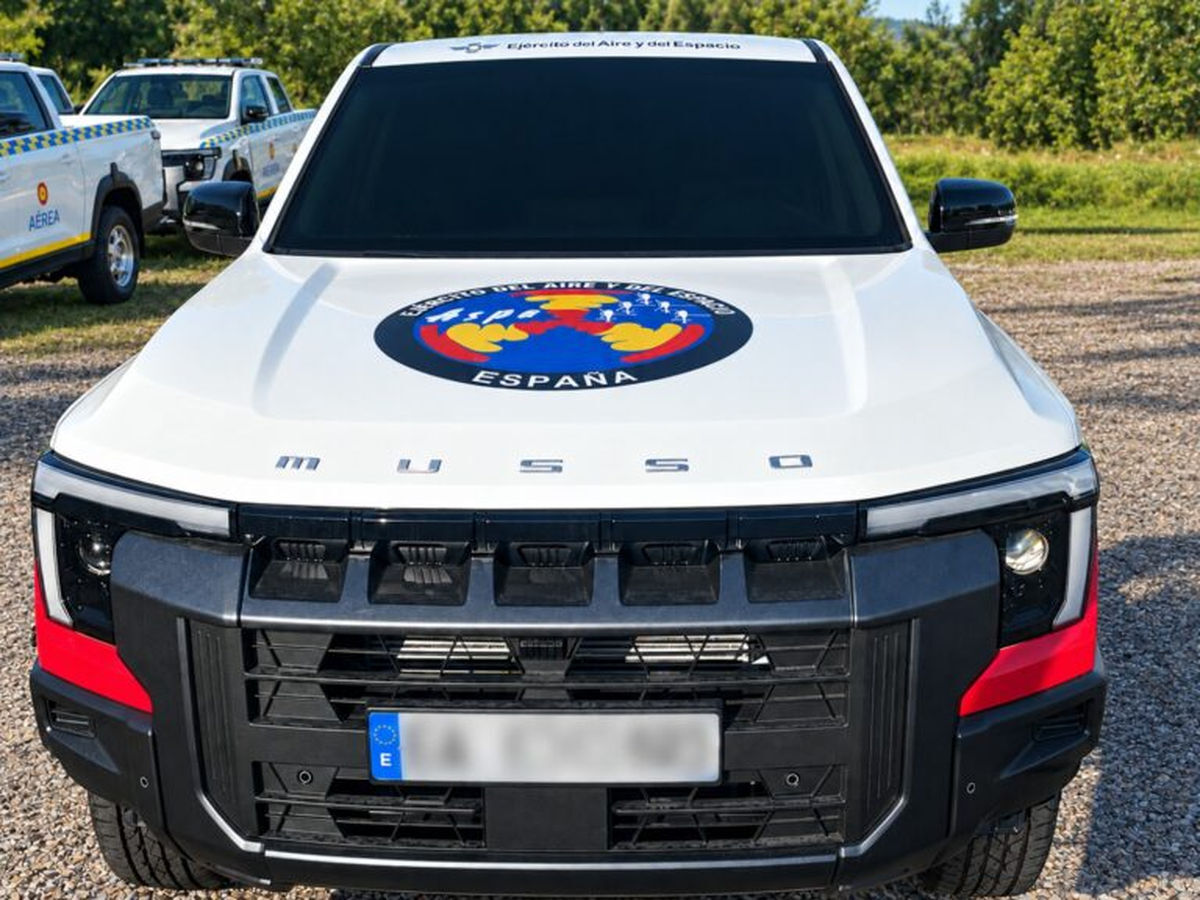 Sprednji del vozila KGM Musso z oznako španske akrobatske helikopterske skupine Patrulla ASPA