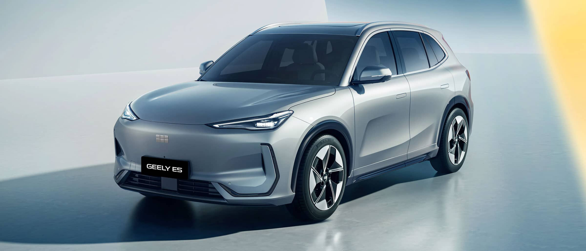 Geely E5 u centru pažnje crnogorskih medija: Električni SUV stigao u salon Osmanagić