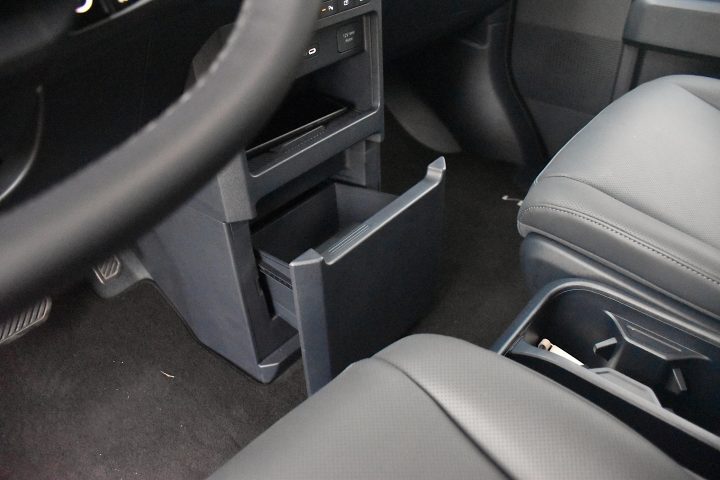Temno zelena električna Kia PV5 Passenger - poudarek na prostorni kabini in številnih predalih
