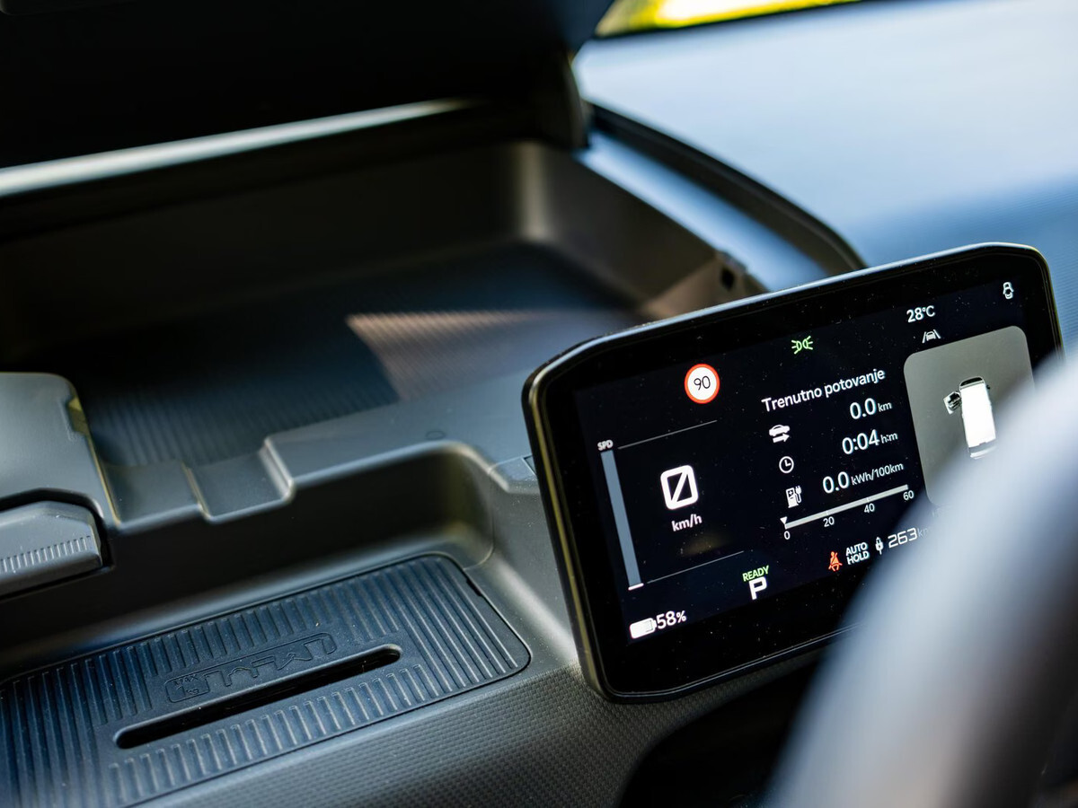 Digitalni instrumentni zaslon modela Kia PV5 Passenger s podatki o vožnji, napolnjenosti baterije in dosegu.