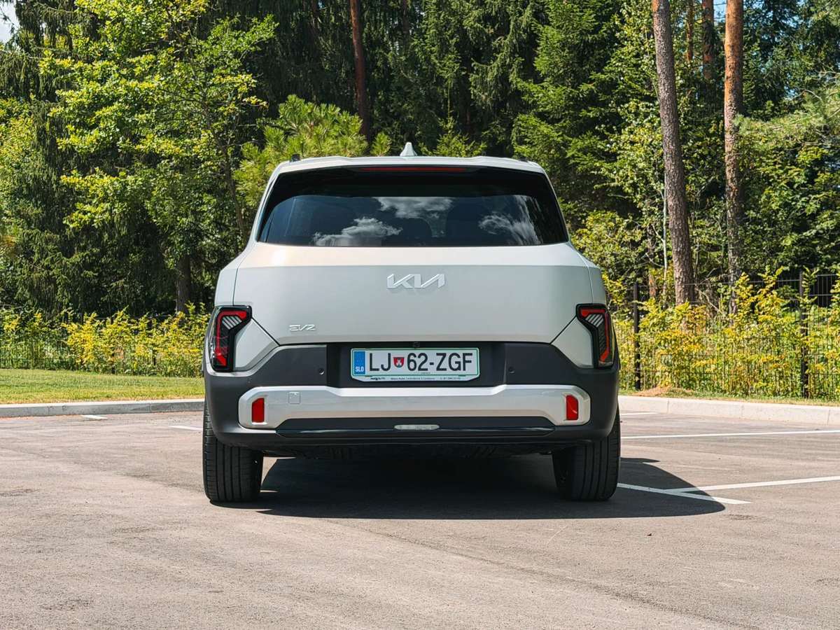 Električni Kia EV2, pogled od zadaj s poudarkom na oblikovanju zadnjih luči in prtljažnih vrat.