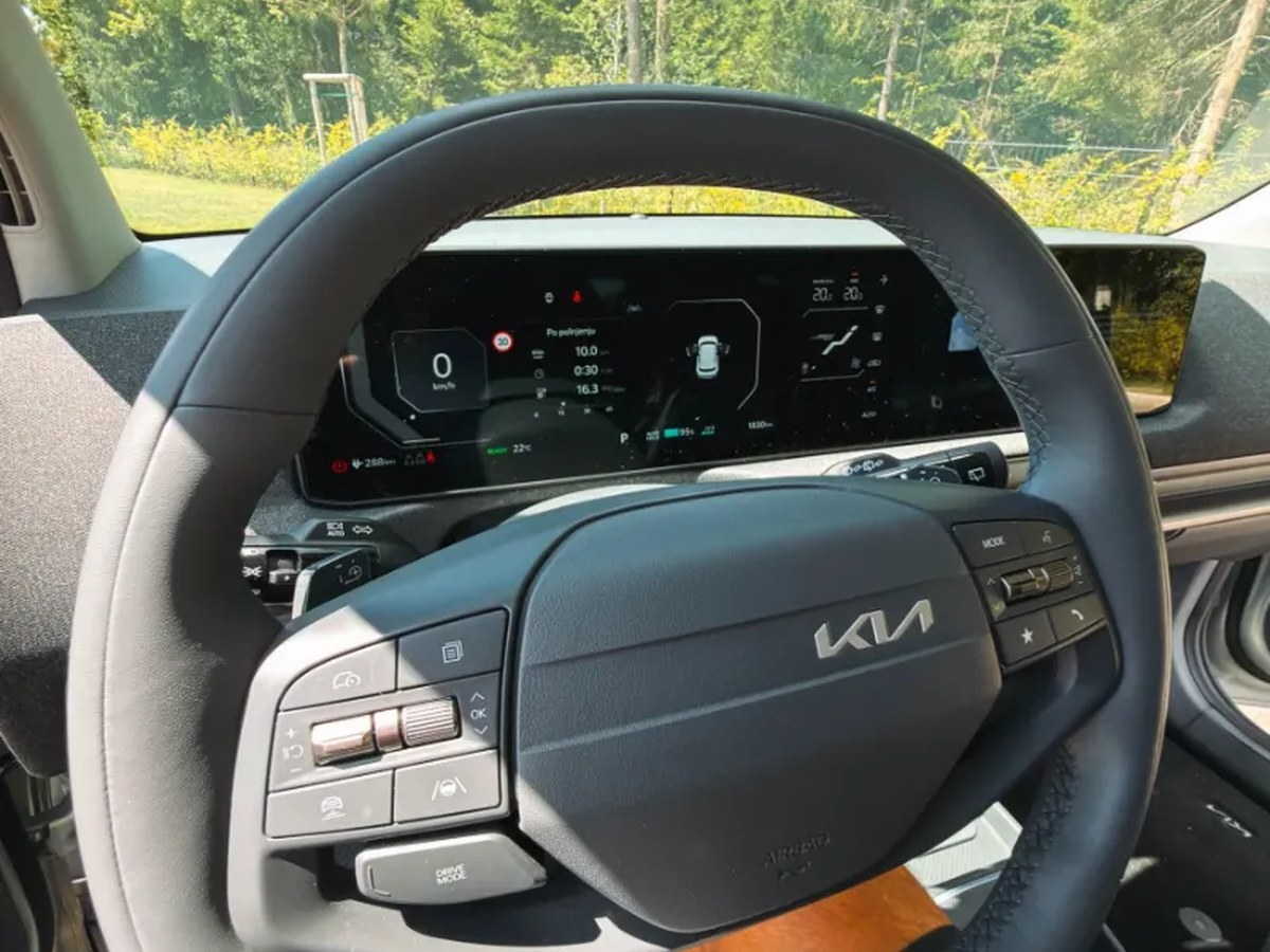 Notranjost modela Kia EV2 z večfunkcijskim volanom in digitalno instrumentno ploščo.