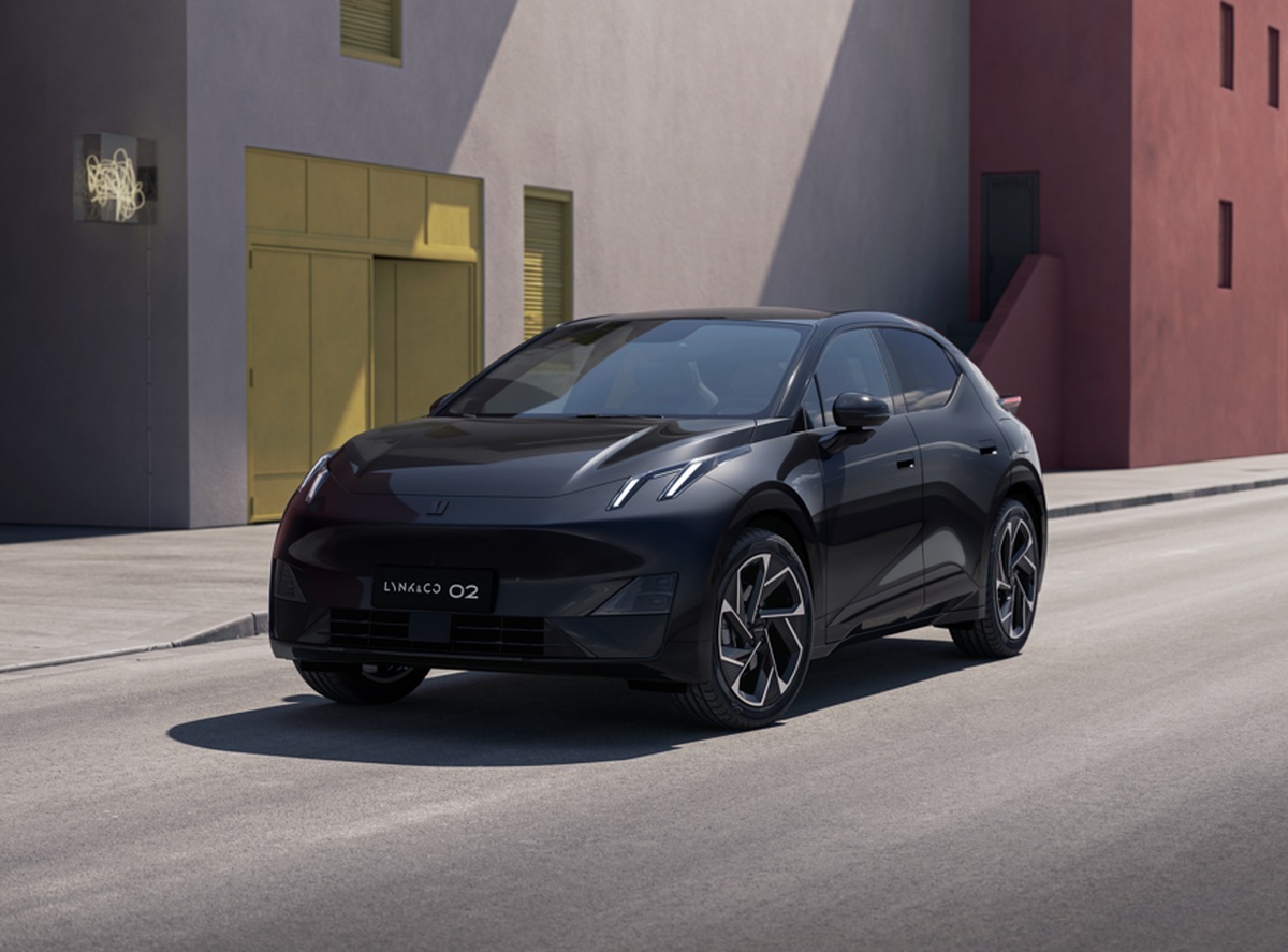 Черен Lynk & Co 02 на улица пред модерни цветни сгради